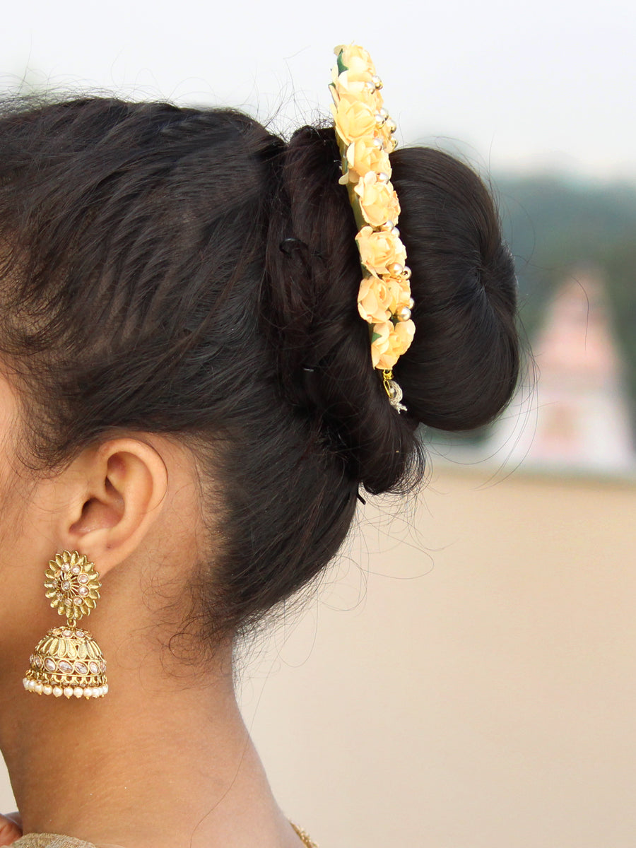 Bun Hairstyle With Gajra For Festivals Karwa Chauth | In this video, i'll  be showing traditional bun hairstyle for festivals/ party / functions in  very easy way. #buntricks #bunhairstyle #festive #saree... |